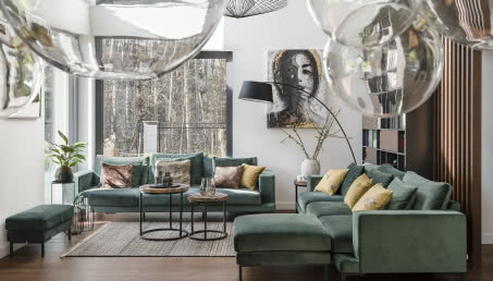 Nowoczesna willa z dużymi przeszkleniami. Została wybudowana pośrodku lasu!