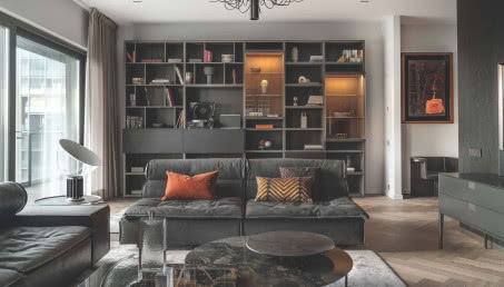 Apartament w Katowicach: dzieła sztuki, ciemny brąz i industrialny krajobraz