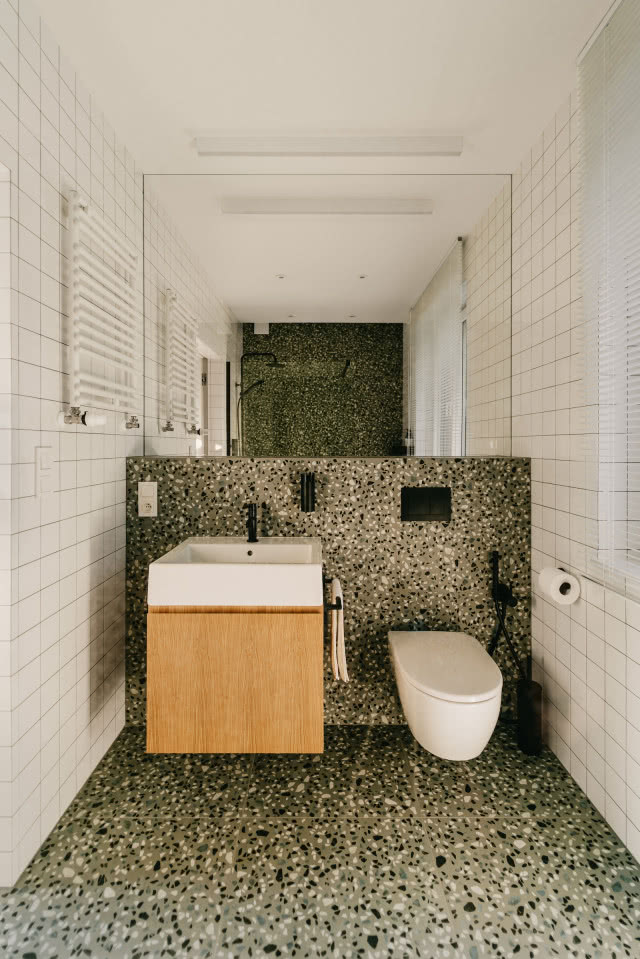 szara łazienka z lastryko