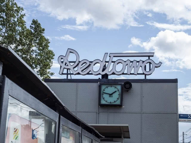 Neon na
Gdyńskiej stacji SKM.