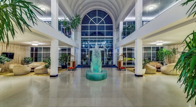 lobby z lodową rzeźbą-fontanną