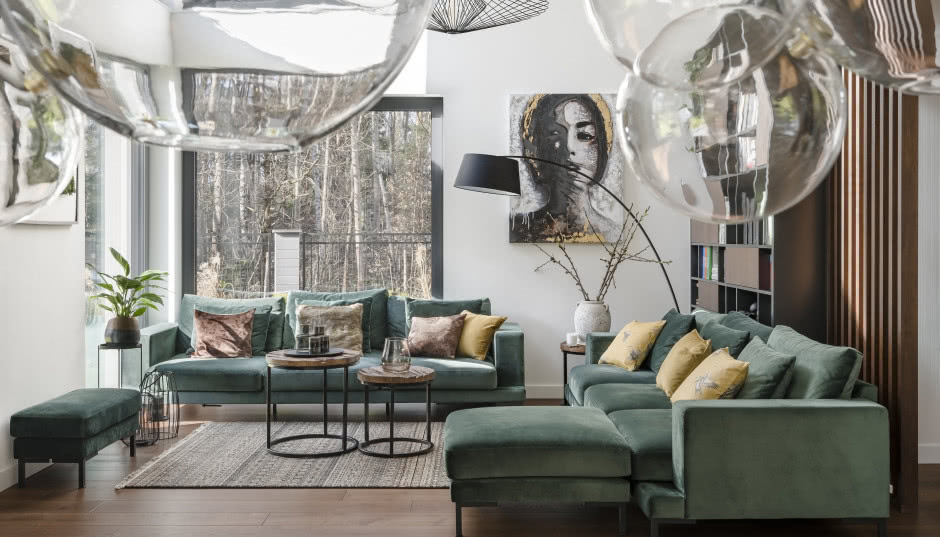 Nowoczesna willa z dużymi przeszkleniami. Została wybudowana pośrodku lasu!