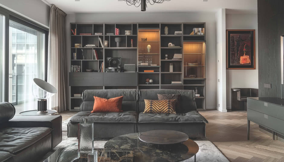 Apartament w Katowicach: dzieła sztuki, ciemny brąz i industrialny krajobraz