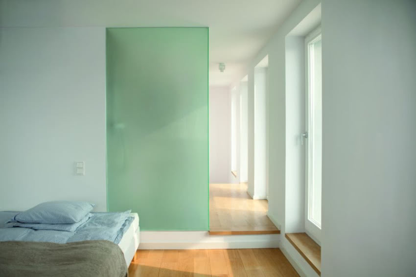 Sypialnia to obok łazienki jedyne pomieszczenie...