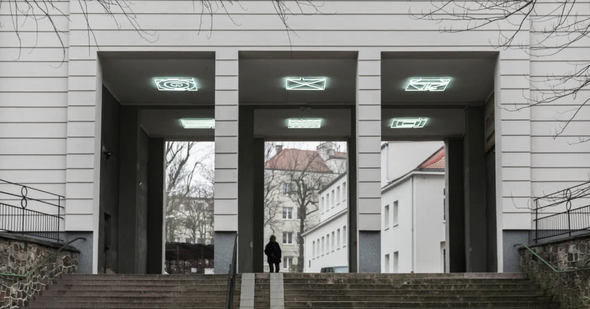 Neon na Wzgórzu Św. Maksymiliana w Gdyni...