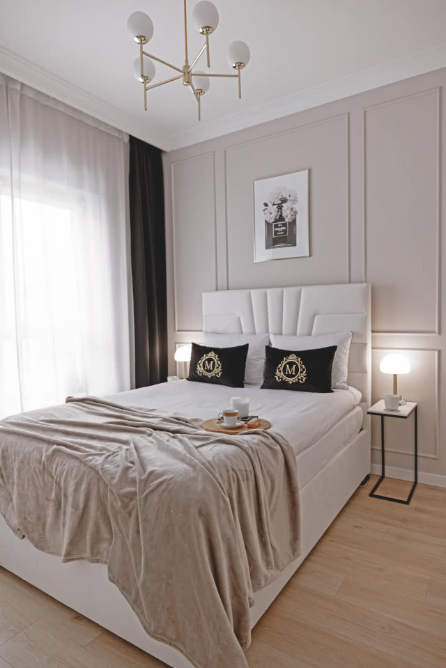 sypialnia z tapicerowanym zagłówkiem łóżka