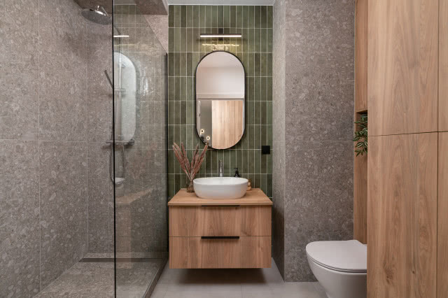 szara łazienka z lastryko