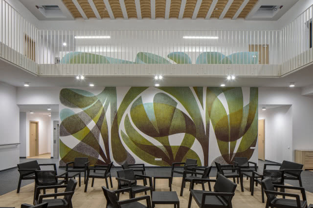 stoliki na tle murala