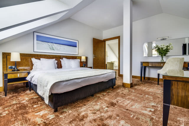 sypialnia ze skośnym sufitem