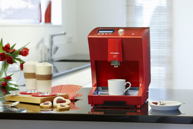 Ekspres ciśnieniowy S2 One Touch parzy kawę pod ciśnieniem 15 barów. By napić się kawy espresso, latte, czy cappuccino, wystarczy dotknąć jeden z przycisków wybierając rodzaj napoju. Ekspres ma automatyczny program odkamieniania, płukania i czyszczenia. Można regulować moc i ilość kawy. SEVERIN