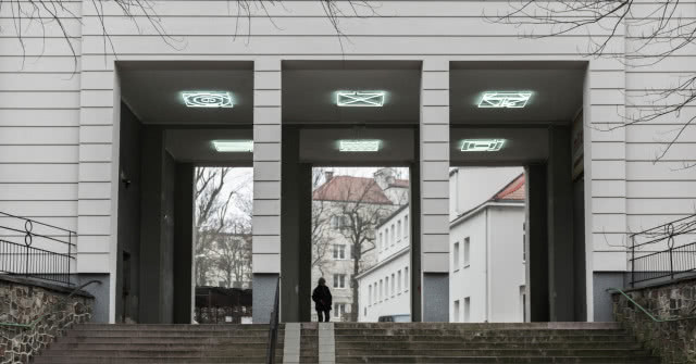 Neon na Wzgórzu Św. Maksymiliana w Gdyni przedstawia  międzynarodowy kod sygnałowy. 