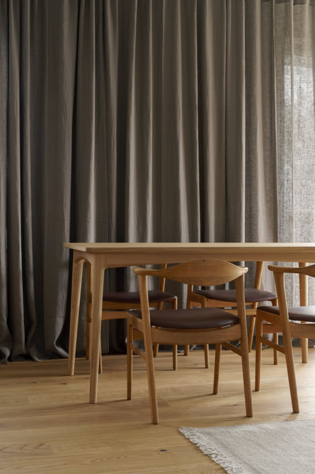minimalistyczna jadalnia z drewnianym stołem i krzesłami