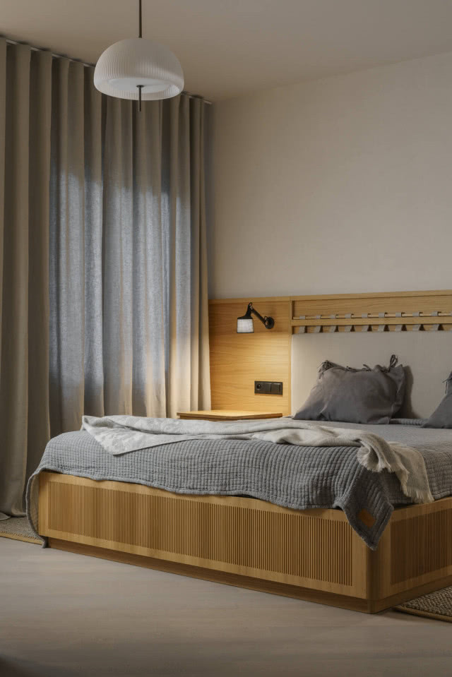 drewniany panel za łóżkiem w sypialni