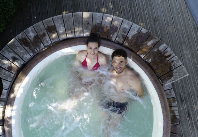 Jacuzzi dmuchane obudowane drewnem