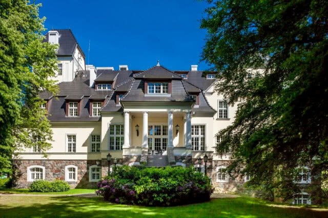 kameralny pałacyk zabytkowy en face