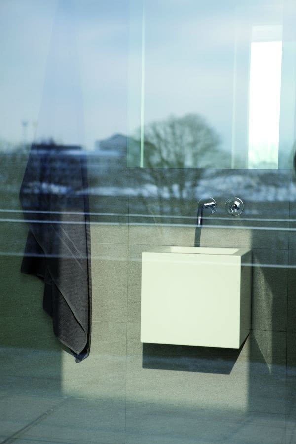 Łazienka. Od sypialni i tarasu oddziela ją tylko...