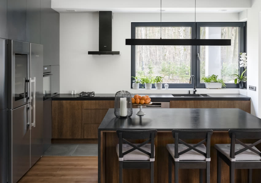 Fronty szafek w kolorze drewna, z jakiego...