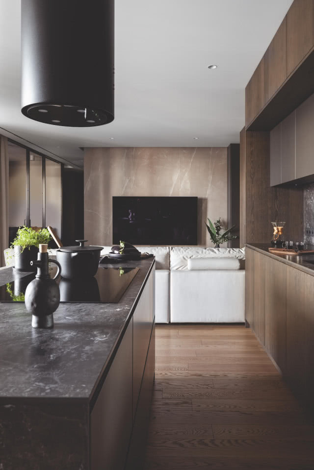 ściana z tv z wielkoformatowych płyt