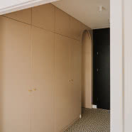 Klimatyczne mieszkanie w odcieniach ciepłego beżu