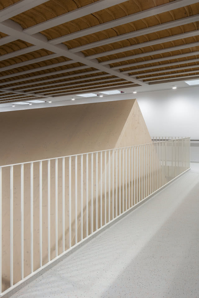 piętro z białymi barierkami