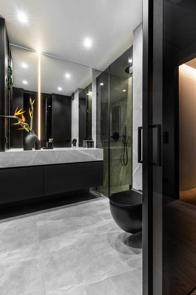 łazienka w ciemnych kolorach