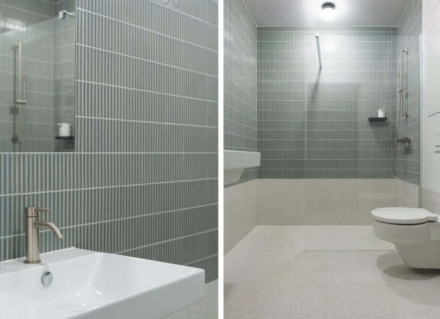 biała łazienka z niebieskimi płytkami