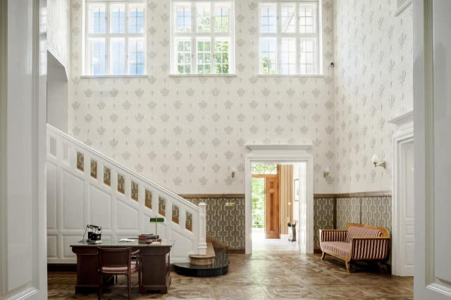 lobby z zabytkowymi schodami