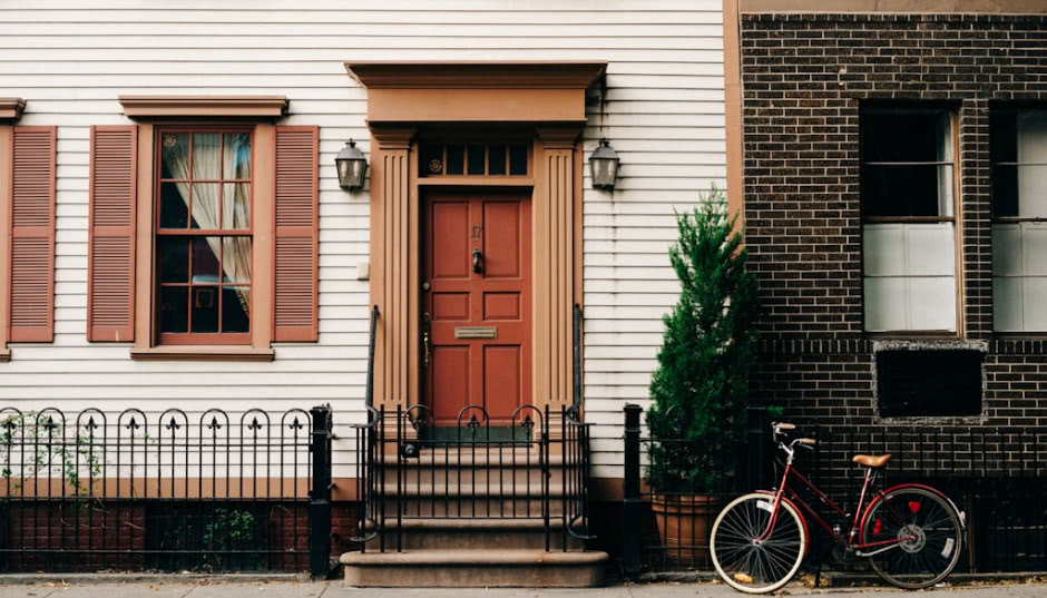 Jak wybrać drzwi zewnętrzne do domu i inwestycji? Praktyczny przewodnik dla wykonawców