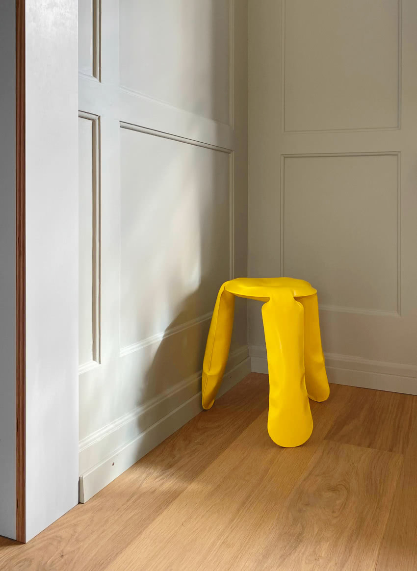 Kultowy stołek Plopp od Oskara Zięty rozjaśnia...