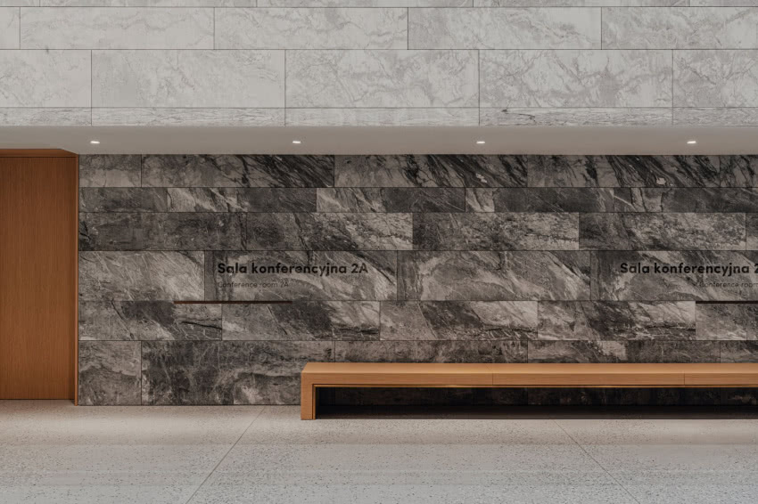 Foyer w Muzeum Historii Polski. Sufit akustyczny...