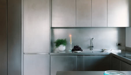 Przypominają kuchnie z najlepszych restauracji. Metalowe fronty kuchenne to hit wśród projektantów!