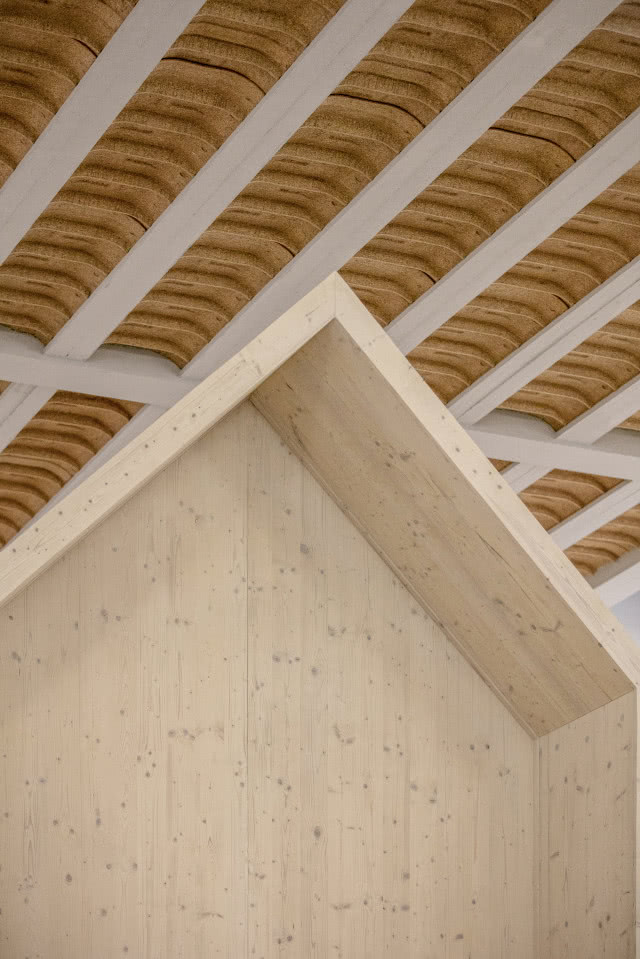 szczyt kaplicy z charakterystycznym dachem