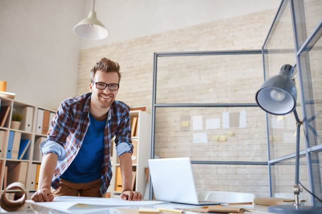 architekt wnętrz podczas pracy