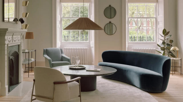 półokrągła granatowa sofa