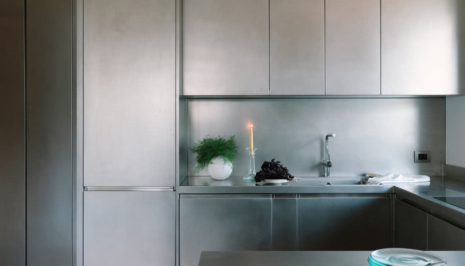 Przypominają kuchnie z najlepszych restauracji. Metalowe fronty kuchenne to hit wśród projektantów!