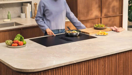 Gotuj bez obaw o zarysowania i plamy - wybierz płytę indukcyjną Electrolux z powierzchnią SaphirMatt® SE