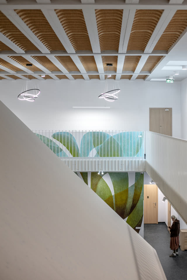 widok na dach i mural z pierwszego piętra