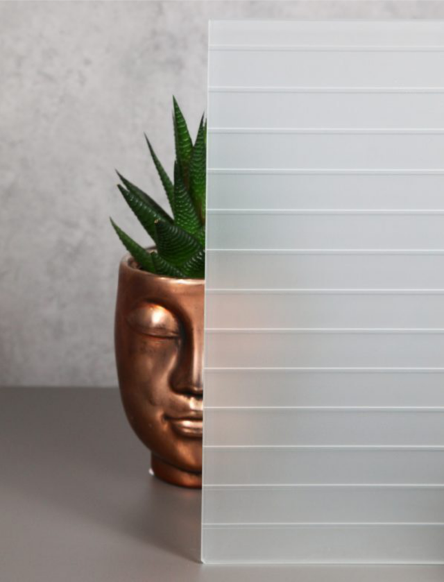 Satynowane szkło ornamentowe DECORMAT MASTER LIGNE od Saint-Gobain Glass rozprasza światło i zapewnia większą prywatność.