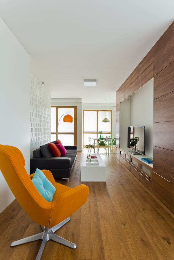 W salonie dominuje bieli i cepłe drewno.