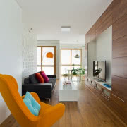 Wygodna sofa w salonie.