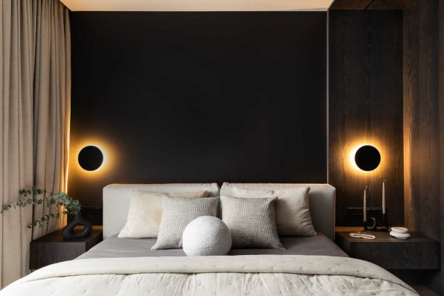 sypialnia ciemna ściana za łóżkiem