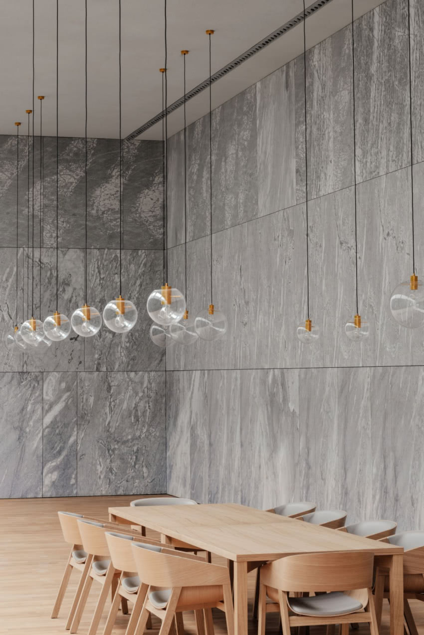 Sufit akustyczny Rockfon Mono Acoustic w sali...