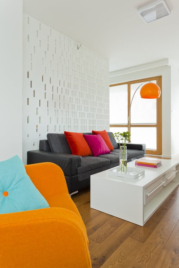 Wygodna sofa w salonie.