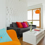 Wygodna sofa w salonie.