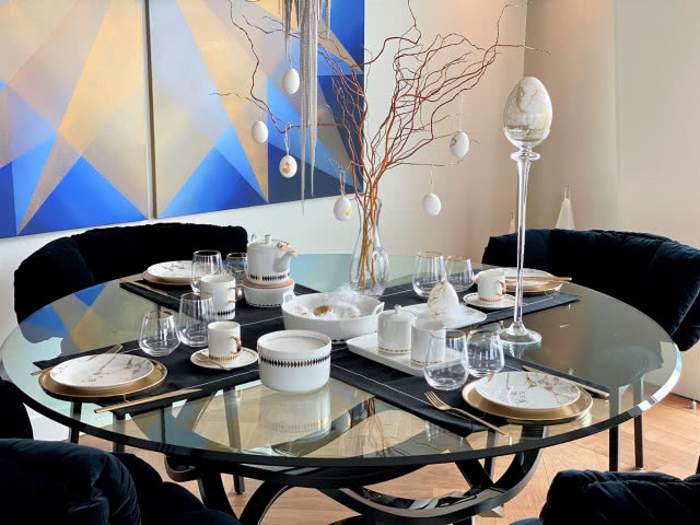 Wielkanocne inspiracje na ZŁOTEJ 44, gałązki wierzby, jajka ozdobne serwis obiadowy, pisanki, szklanki, okrągły stół ze szklanym blatem