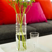 Wygodna sofa w salonie.