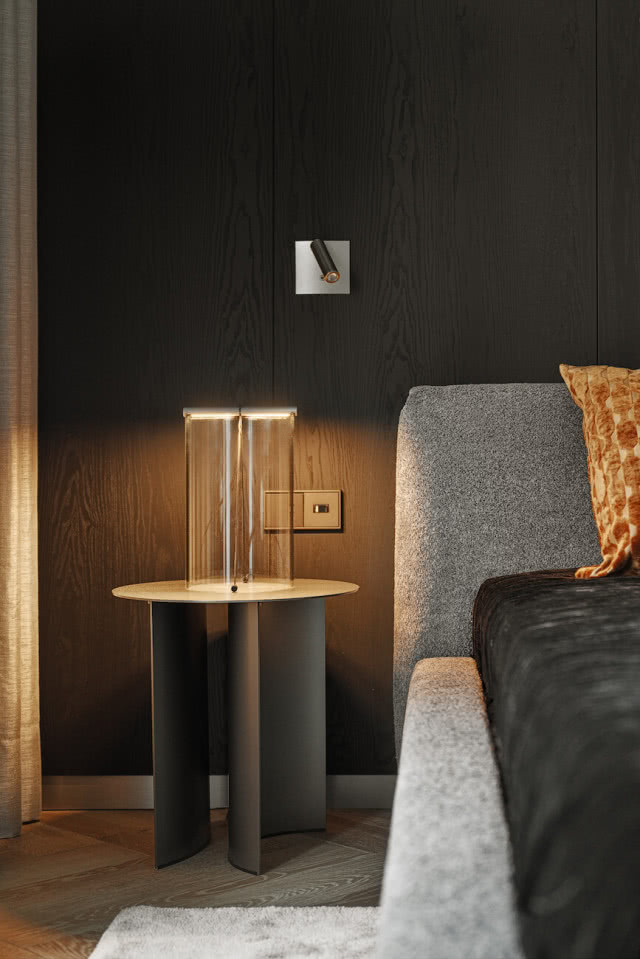 ciemne panele ścienne w sypialni