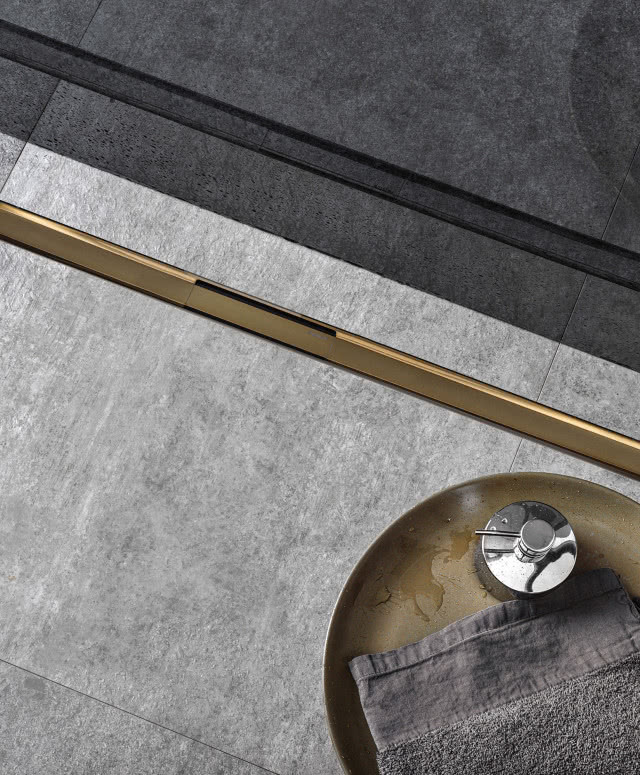 Odpływ liniowy Geberit CleanLine  sprawia, że ukryte do tej pory miejsca gromadzące podczas kąpieli brud oraz nieprzyjemne zapachy zostają całkowicie wyeliminowane, a wyczyszczenie stalowej rynienki czy zintegrowanego wkładu grzebieniowego polega wyłącznie na przepłukaniu wodą. www.geberit.pl