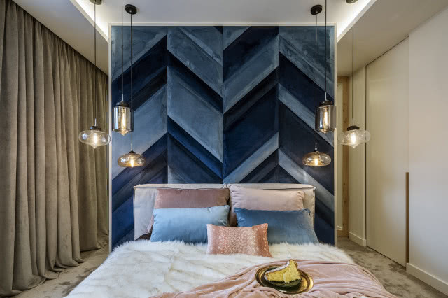 Welurowa ściana w sypialni