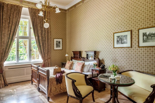 pokój urządzony w starym stylu